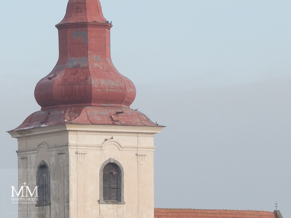 Věž kostela zblízka. Fotografie vytvořena objektivem Olympus 12 - 40 mm 2.8 Pro.